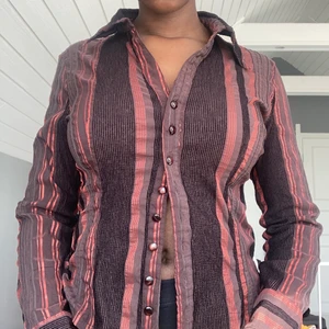 Randig skorta - Kattig figursydd skorta i 90-tals vibe | Fint skick (säljer då jag inte använder tillräckligt) | Köpare står för frakt ❣️