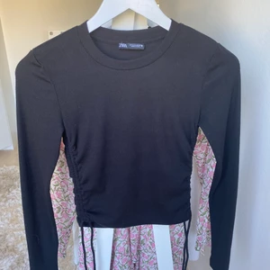 Långärmad ribbad tröja från zara  - Långärmad ribbad tröja från zara med snörning på sidorna.💕