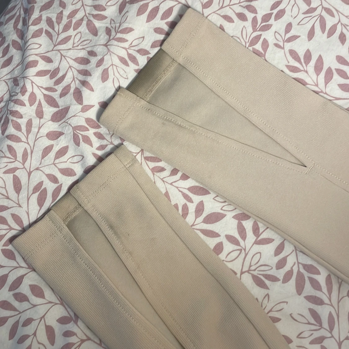 Beige tight byxa i storlek S  - 91