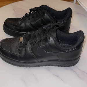Säljer mina Nike air force 1 i storlek 38 - Använt en enda gång, som nya!