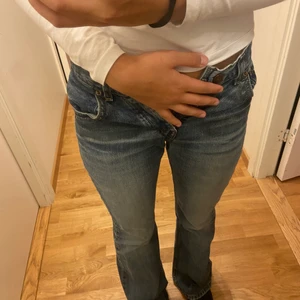 Lives jeans  - Säljer dessa mid waisted Lives jeans pågrund av att dom är för små som man ser. Dom är bootcut. Köpt på second butik, aldrig använd. Men på baksidan så är taggen borta som man ser på sista bilden. Vet ej storleken men midjemåttet är ungefär 70-74
