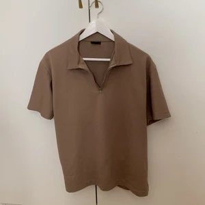 Piké dragkedja - Mörk beige pikétröja med dragkedja från selected. Använd men i bra skick