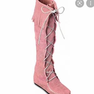 Rosa minnetonka stövlar  - Äkta ljusrosa minnetonkastövlar. Älskar men för små. Lånad bild men ser likadana ut. Fråga om bilder på pm. 