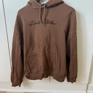 Brun hoodie - Brun oversized hoodie från junkyard. Jättefin hoodie med bra passform som jag inte använder längre.  100kr+frakt