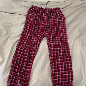 Pyjamasbyxor - Säljer ett par as sköna pyjamasbyxor från hm, väldigt lite använda då de e för korta för mig som e 170 så e du 165 och neråt lär de passa bra