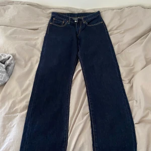 Levis jeans - Säljer nu ett par Levis jeans som e straight leg fit. De är högmidhade och i storlek W31 L32 och passar bra på mig som är 170 med storlek S/M