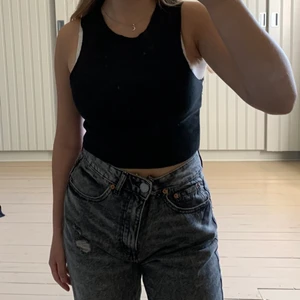 Topp från Zara, stl: S - En svart Croppad topp från zara, den är i bra skick och säljer den för den aldrig används💕