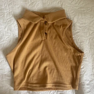 Brun topp - En lite mer basic brun topp från SHEIN. Har inte används så mycket darför säljs. ❤️
