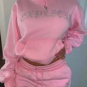 Explicit Tracksuit - Säljer nu min explicit tracksuit eftersom den aldrig används, använd 1 gång💗