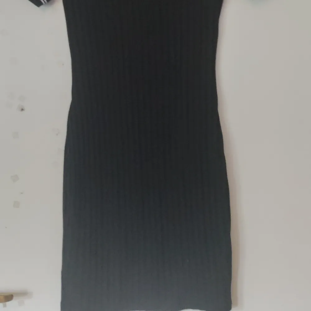 En fin klänning från H&M i stl 36 säljes då den inte kommer till användning 80 kr och köparen betalar frakt . Klänningar.