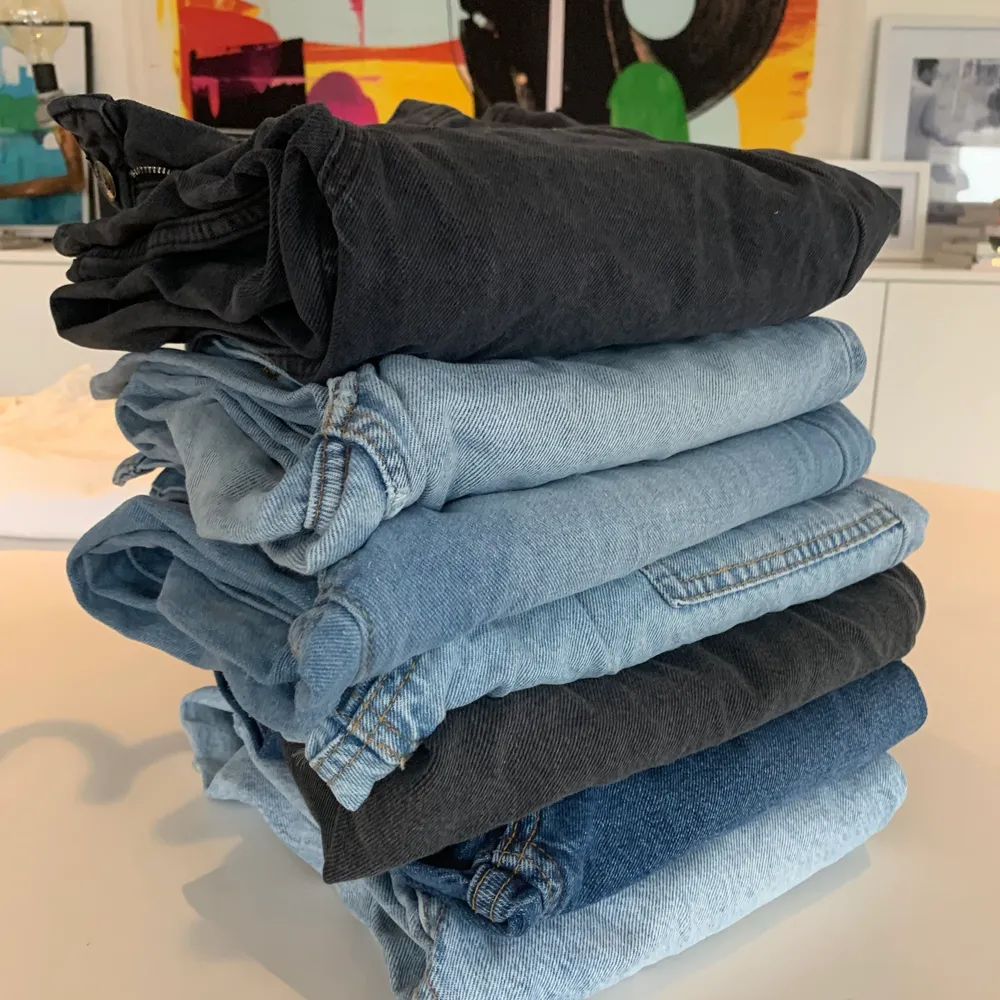Säljer flera skitsnygga jeans. Knappt använda då de blivit för små. Hela högen för 300! Köpta på Zara, Monki, Bershka, Forever 21 (köpta i Usa). . Jeans & Byxor.