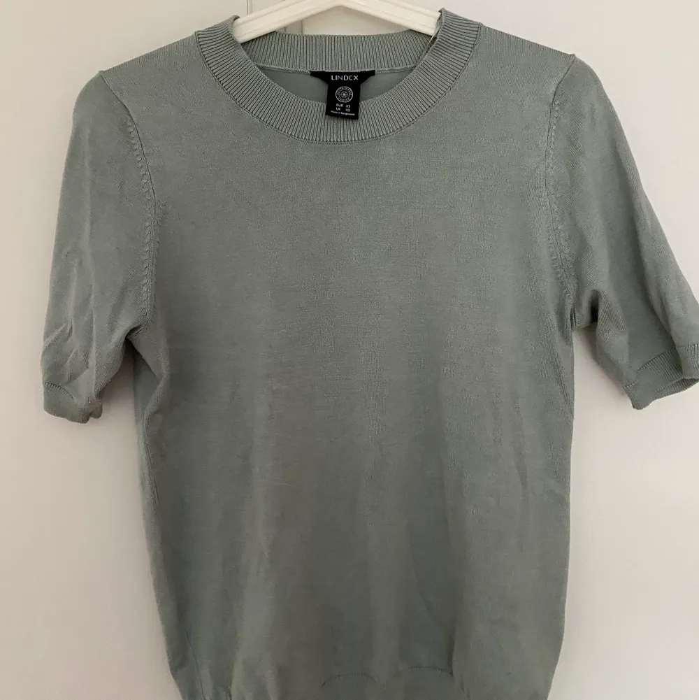 Mintgrön finstickad t-shirt från Lindex, jättefint skick då den knappt är använd💕. Stickat.