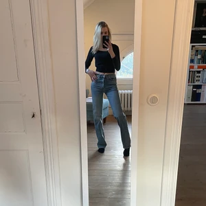 Bik bok jeans ☀️ - Supersnygga jeans från Bik Bok. Har använt några gånger men ser helt nya ut. Jeansen är stretchiga och materialet är så skönt och de är långa på mig som är 175. Skulle säga att storleken är runt W25/L32.