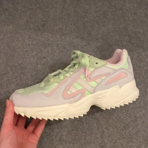 Adidas sneakers - Säljer dessa chunky adidas sneakers, pga att jag ej har användning för dom. Dom är endast testade, och lappen sitter kvar på den vänstra skon. Stl.42 men passar mig som vanligt vis har stl.40. Perfekta nu inför sommaren!! 