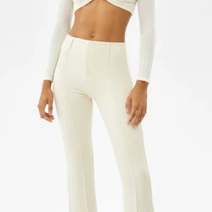 BERHSKA Utsvängda byxor med slits  - Köpte byxor för en månad sedan.  De användes två gånger.  Perfekt skick.  Köpt för 299 kr, säljer för 190kr