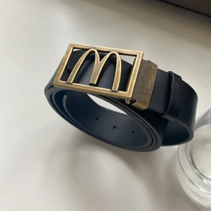 Mc donald’s skärp - ett drip bälte som jag inte använt sen dagen jag slängde in handduken och sa upp mig från världens bästa arbetsplats❤️🌸 120cm som störst och passar en som är 34 i byxor som minst, buda!