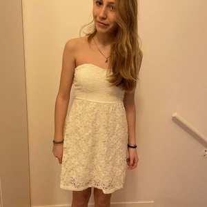 Vit ärmlös klänning  - Så söt vit klänning utan ärmar. Den har en sjukt unik detalj i ryggen. Perfekt till till exempel midsommar eller skolavslutning. 