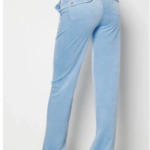 Juicy byxor - Funderar på att sälja mina juicy byxor då jag inte riktigt har användning för dem säljer bara för bra bud använda lite grann men inte så mycket. Är inte helt säker än om jag vill sälja men som sagt sälger bara för bra bud. Jätte bra skick!