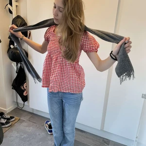 Rutig blus  - Super fin röd&vit rutig blus. Perfekt till sommaren! 