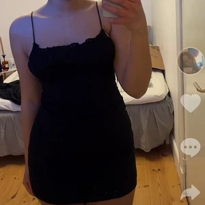 Svart klänning  - Säljer denna svarta klänningen i storlek M, ifrån pull&bear! Den är oanvänd, endast testad. Kanske inte dom bästa bilderna så om du är intresserad av fler så löser jag de ❤️‍🔥 Pris: 90kr + frakt (70kr)
