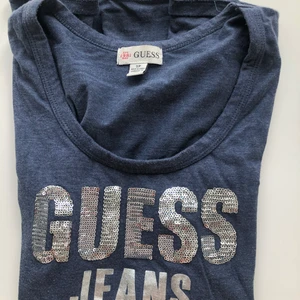 Guess T-shirt  - Guess t-shirt, väldigt bra skick. 