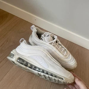 Nike Air Max 97 - Dessa är använda men i bra skick, inga gula sulor eller liknande.