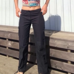 Cargopants  - Superfina cargo byxor som endast är prövad! Säljer då jag inte tycker det är min stil! Slutsåld och populär, därav säljer jag endast vid bra bud💘 passar 165-175 i längd     