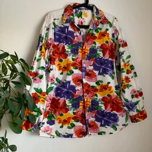 90s Skjorta Esprit Oversize XL - Stor härlig skjorta från Esprit. Starka färger och härlig modell. L/XL helt klar oversize. Fint skick. Pris är inklusive spårbar frakt.