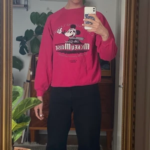 Mickey Mouse rosa tröja strl L - Vintage rosa disney- tröja i storlek L men funkar som en mer baggy tröja för mig med S/M! 