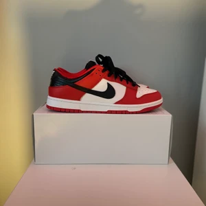 Custom Nike By You Chicago Skor - Säljer mina Custom By You Chicagos storlek 43/us 9.5.              Dom är använda 1 gång och säljer dom för att dom inte passar :/.                                                                                                   Box Ingår även 