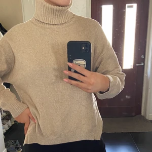 Stickad tröja  - Stickad tröja med polokrage och slits på sidorna, köparen står för frakt:) 