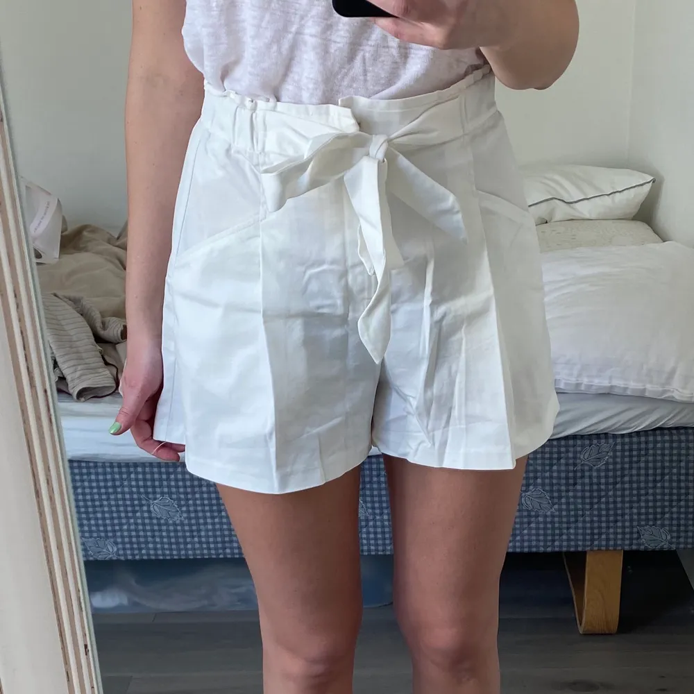 Vita shorts med knytning i midjan från Zara. Shorts.