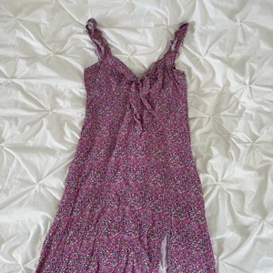  Midiklänning från Zara - Så härlig maxi klänning från Zara! Har en slits vid benen. Skriv för fler bilder💕  !!!KOLLA MIN BIO INNAN NI SKRIVER T MIG!!! 