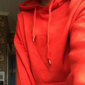 En röd hoodie i strl S ifrån newyorker som jag säljer för att jag inte tycker att jag passade i den så inget fel på den ❤️