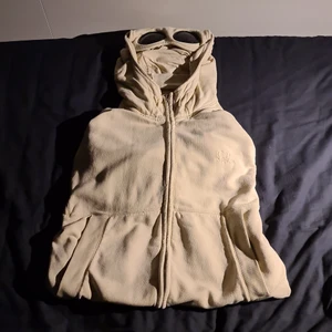 C.P. Company Zip hoodie  - Tjena! Säljer nu min extremt fina C.P. Company tröja då jag har bytt stil. Den har inga sorters fläckar eller små hål någonstans, och är jätte bekväm. Skick 9/10. Är öppen för byten. Storleken i tröjan är L men den passar också M. Pris går att diskuteras vid snabb affär, har ni några frågor så är det bara att skriva. 