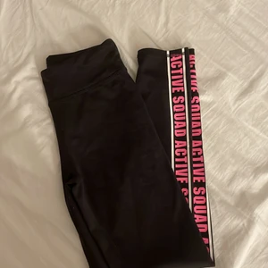 Träningsbyxor  - Säljer ett par träningsbyxor från hm. Säljs pga att de är för små på mig. SYNDAAAAA🙊 köptes för 300kr säljs för 150kr…… 