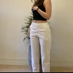 Linnebyxor Uniqlo - Säljer även ett andra par linnebyxor! Dessa är från Uniqlo och är magiska, men tyvärr lite för korta för mig som är 170cm. Passar Xs/S beroende på önskad passform och någon som är lite kortare än mig! aldrig använda!