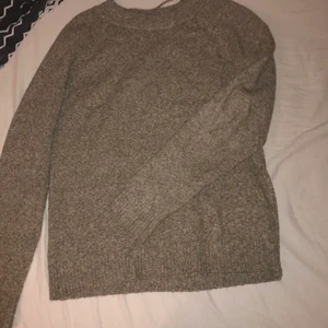 Veromoda - Stickad tröja från Zalando (veromoda)n Inga fläckar eller andra skador!  Köpte för cirka 4 månader och inte använt så ofta. Hör av er vid frågor⚡️