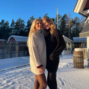 Svart stickad klänning  - Säljer denna snygga stickade klänningen! Storlek 38 och för 199 kr. Använd endast en gång så den är i väldigt bra skick❤️