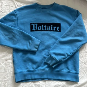 Zadig & Voltaire tjocktröja - Snygg och bekväm Zadig och Voltaire tjocktröja som är blå med svart text som det står Voltaire på 🙌 Frakt ingår ej 💙
