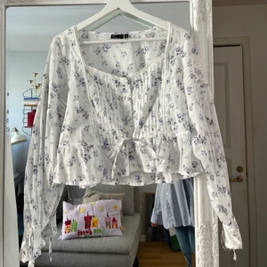 Världens gulligaste blus  - En sååå himla söt blus, puffiga ärmar och fin ringning. Köpt på ASOS