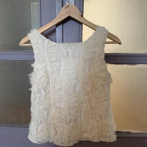 Tröja med fina detaljer från Lindex, XS - Snygg tröja från Lindex i storlek XS. Använd men i bra skick!