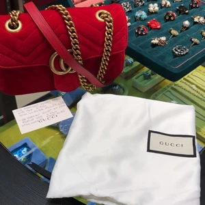 GUCCI GG Marmont Velvet Crossbody - Intressekoll på min älskade röda GUCCI Marmont Velvet Crossbody. Väl använd så har förslitningsskador, därav låga priset. Hjärta på baksidan. Köpt i London, KVITTO och dustbag MEDFÖLJER så fråga ej om äkthet tack. Nypris 15.000:-. DM för fler bilder på små skadorna.