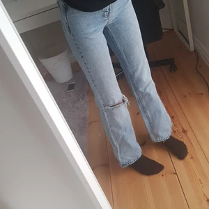 Flare jeans  - högmidjade flare jeans från zalando märke stradivarius i strl 32, bra skick och endast använda några gånger. Tar endast swish och skriv privat om ni undrar något, är lite korta på mig som är 173💓