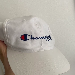 Keps från Champion - Vit keps från Champion! Justerbar. Köpare står för frakt 🌟.
