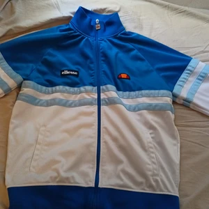 2 Ellesse Track Jackets och 1 Fred Perry - 150 för alla Tre och 50 kr om man ska köpa separat. Skick 10/10 är inte använda. På kläderna står det att storleken är Large men de verkar vara Medium.