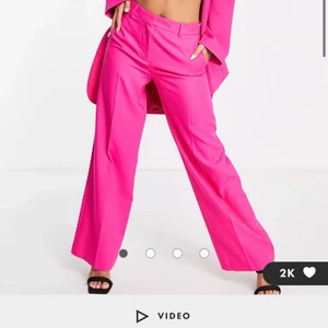 Rosa kostymbyxor - Rosa kostymbyxor i storlek 34 (passar 36) endast använda en gång, i superbra skick.