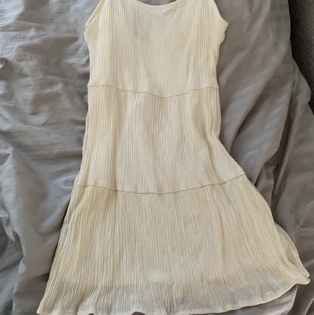Supersöt sommar klänning från H&M i storlek 36. Köpt för länge sedan men aldrig använd då jag inte fått tillfälle och växt ut ur den nu!. Klänningar.