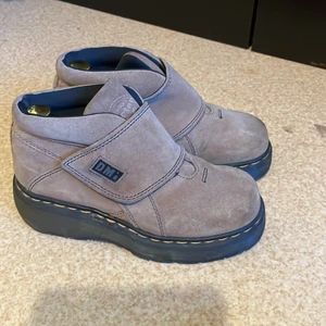 Dr martens kängor - Unika mockakängor från dr Martens som inte längre tillverkas. Köpta i Berlin. 