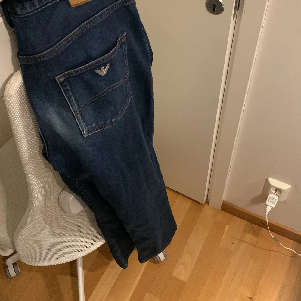 Armani Jeans i storlek 33. Lös passform . Jeans & Byxor.